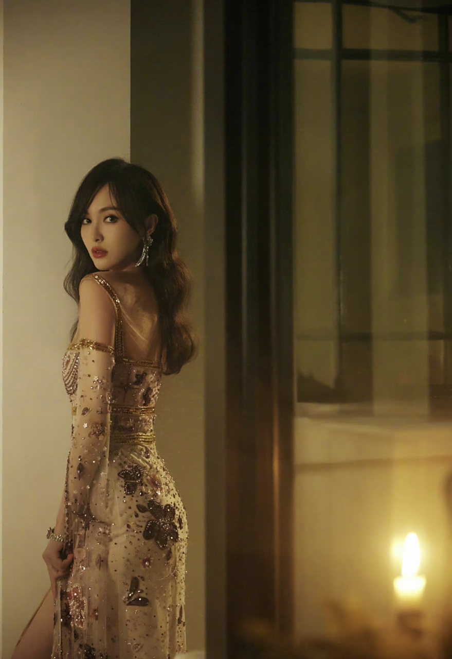 唐嫣这身礼服让我梦回仙剑里面的紫萱,一样的妖娆魅惑