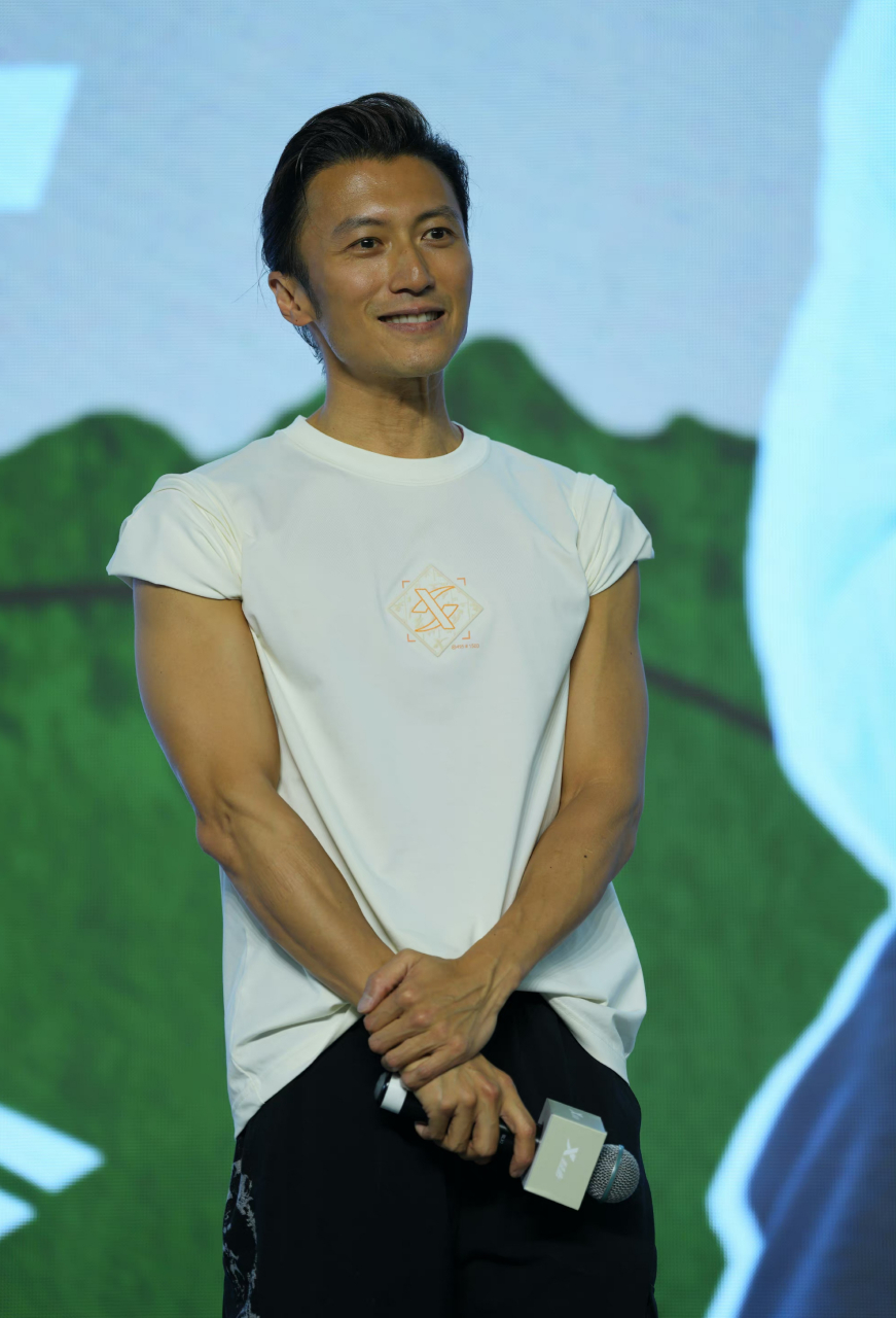 偶遇谢霆锋,本人真的好帅,超级年轻,有肌肉有腹肌,肤色健康,就是个子