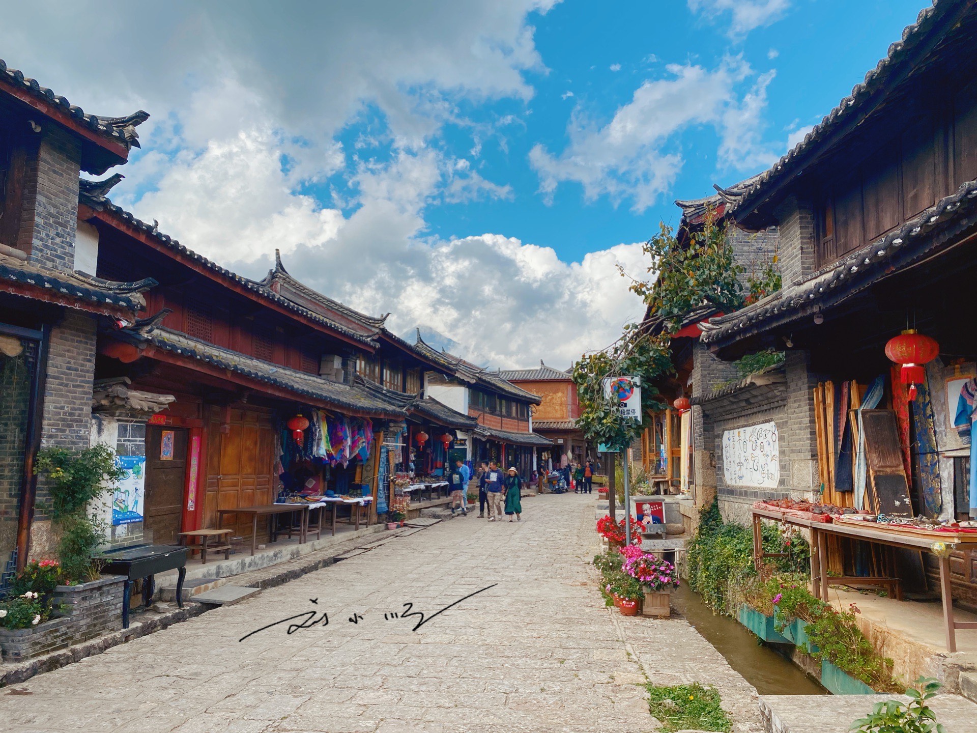 云南丽江最受外国游客欢迎的白沙古镇,今年却因为疫情而愈发冷清