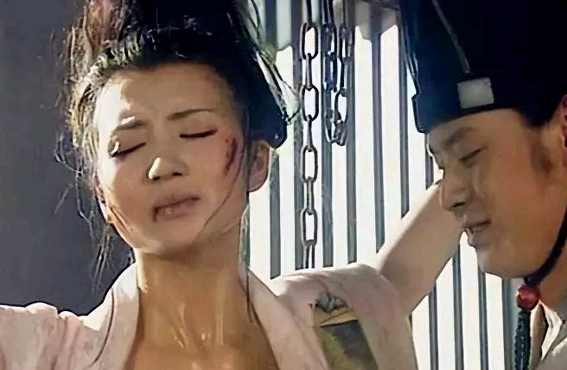 行刑时,他亲临现场观赏全过程,看着刽子手凌迟处死宫女.