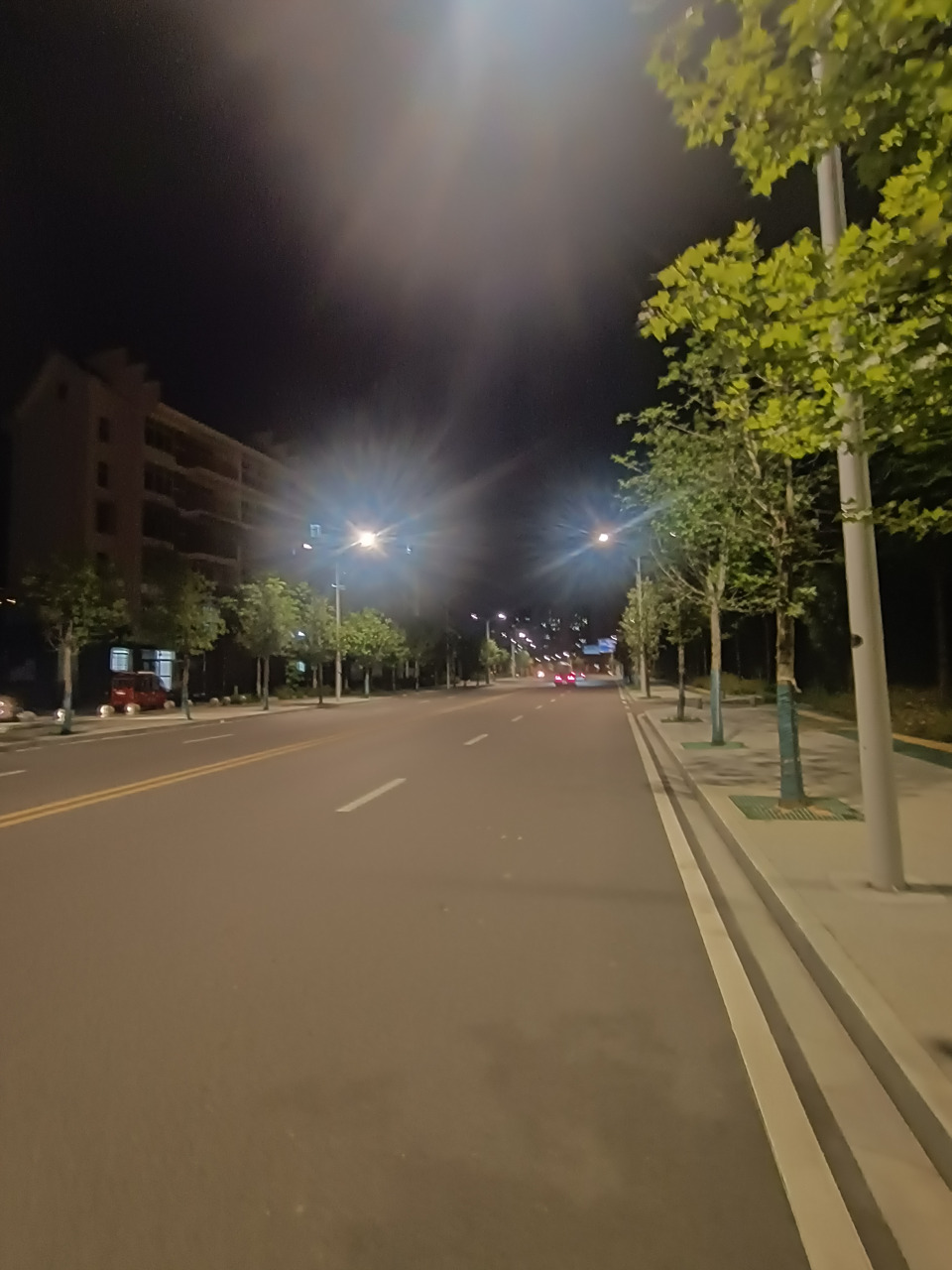 夜幕降临,街上车水马龙,人群熙熙攘攘.