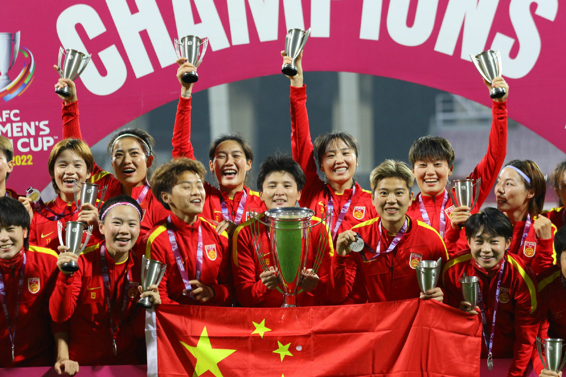 中国女足时隔16年再夺女足亚洲杯冠军颁奖美图!