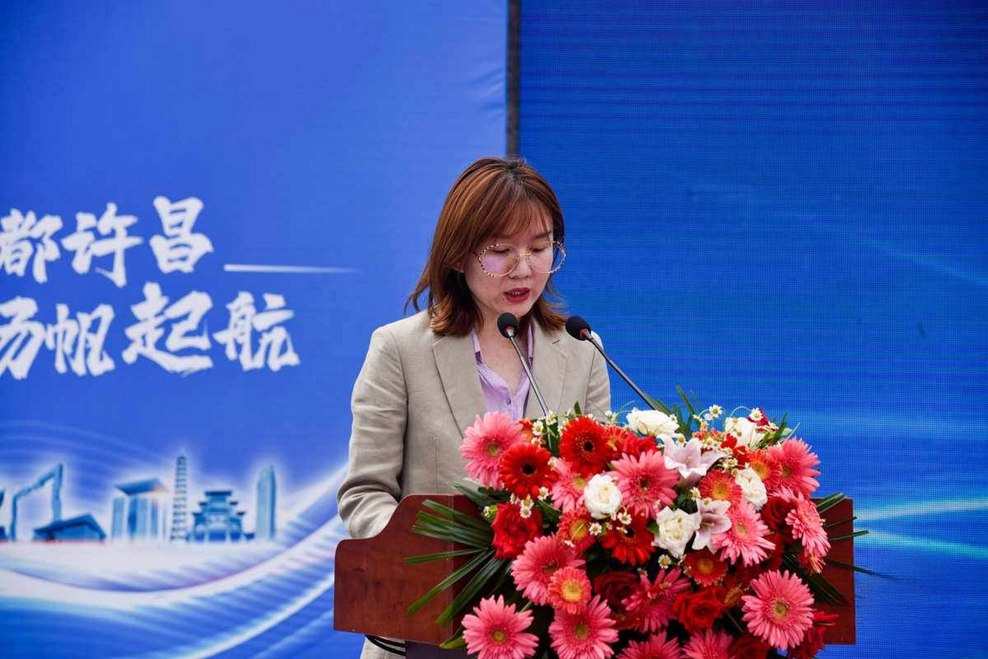 郑文青女士是瑞贝卡创始人郑有全先生之女,企