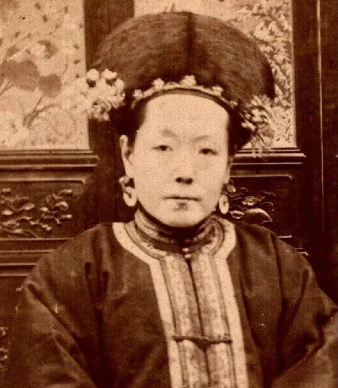 光绪皇帝的亲生母亲—叶赫那拉·婉贞,她是慈禧太后的亲妹妹,正是这层