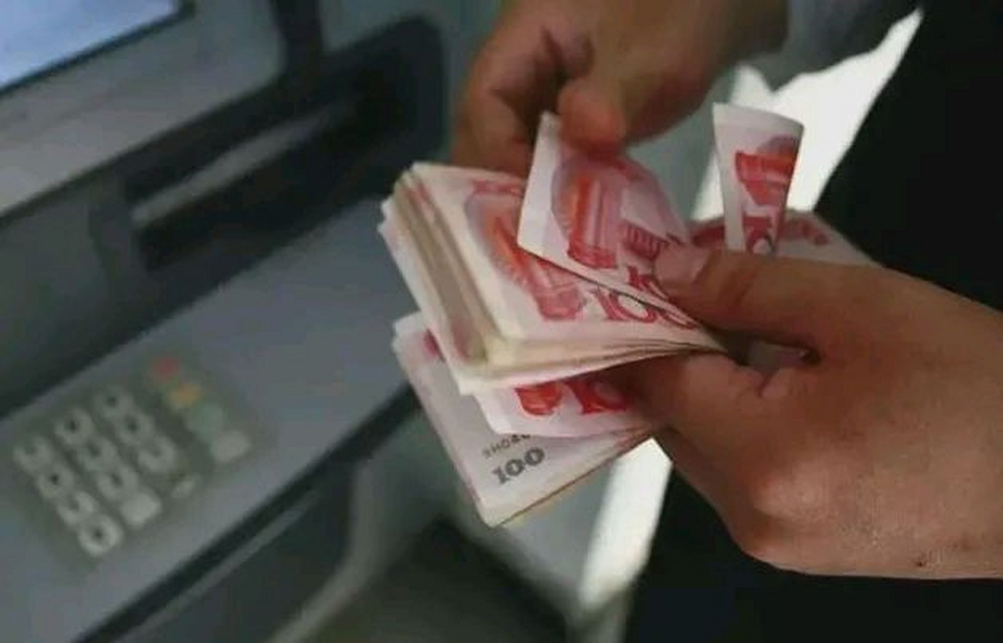 云南文山,一女子拿着13300现金到银行的atm机存款,怎料偏偏碰上吞钞