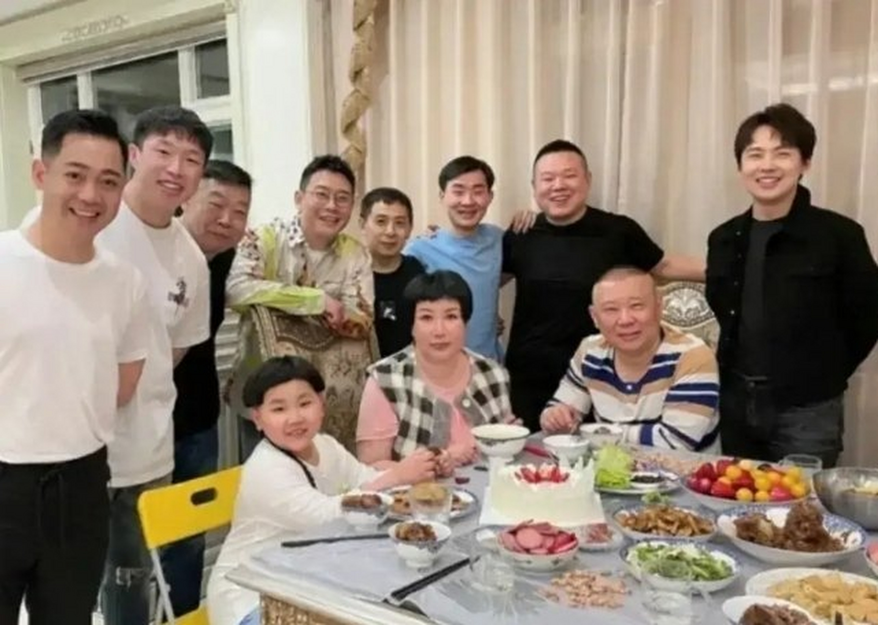 郭德纲家宴郭麒麟站着郭汾阳坐着.