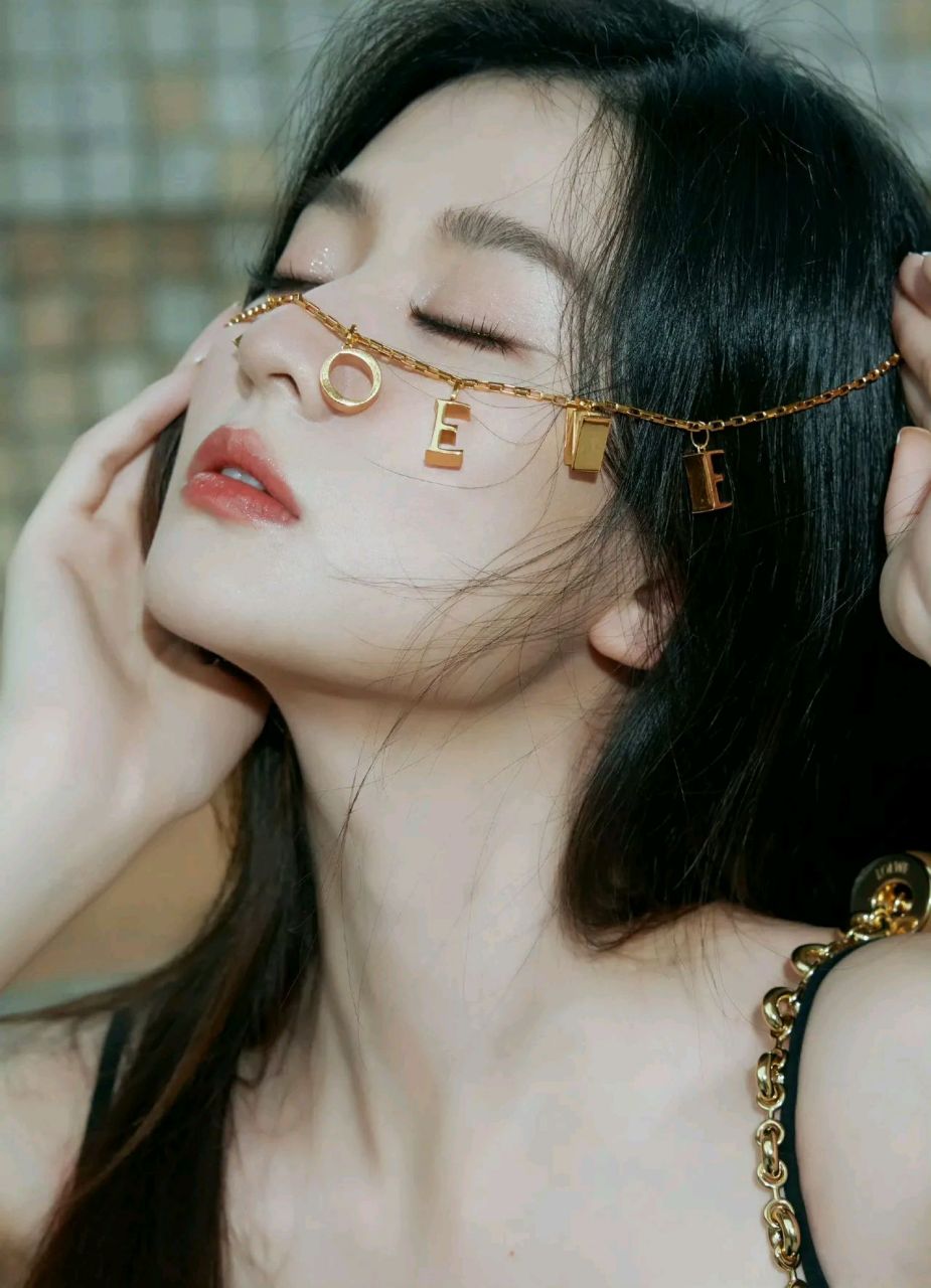 乔欣黑色吊带小短裙造型甜美迷人#明星出圈的穿搭# #娱乐大赏# #一眼