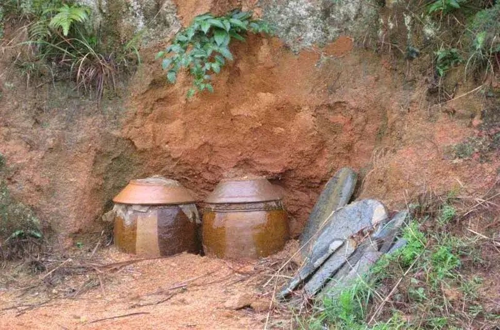 潮级玩家# 在广西,如果有老人去世,都会进行捡骨二次葬,这是一种铺刎