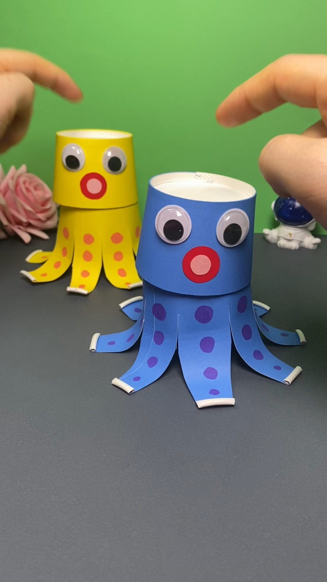 好玩的弹跳小章鱼用两个纸杯就能做,周末陪孩子玩吧!