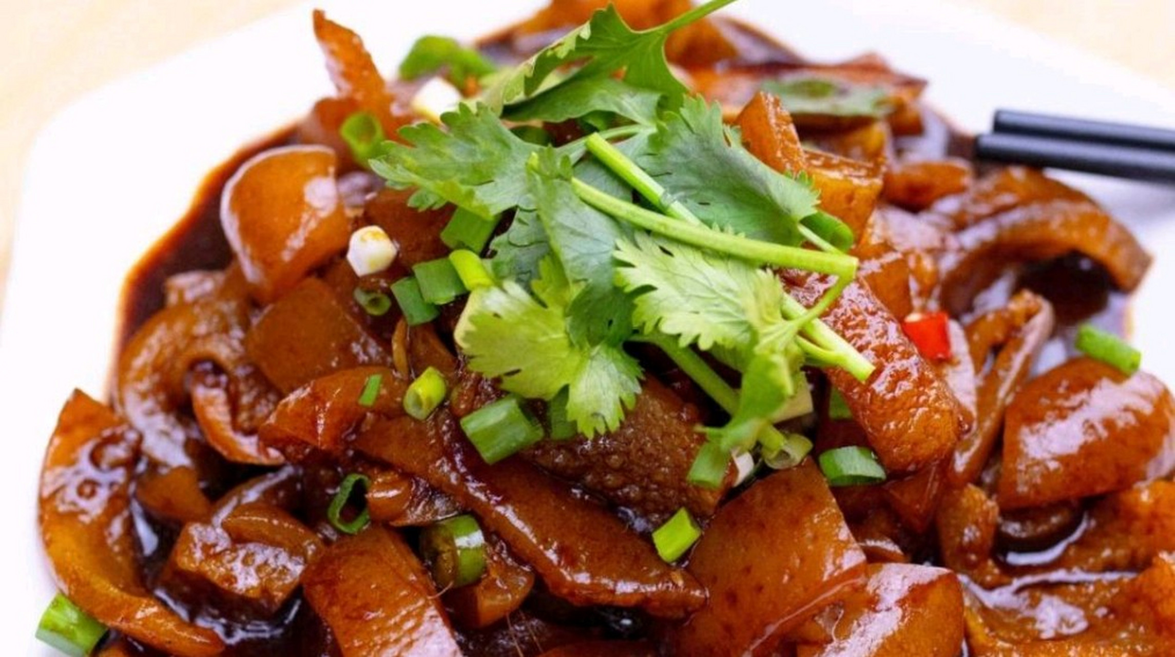 要做好红烧猪皮,首先需要准备好新鲜的猪皮.