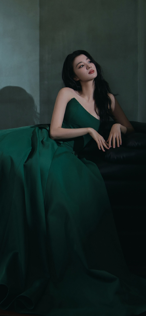 王楚然气质礼服大片iphone15手机壁纸,一身墨绿色抹胸长裙,造型优雅