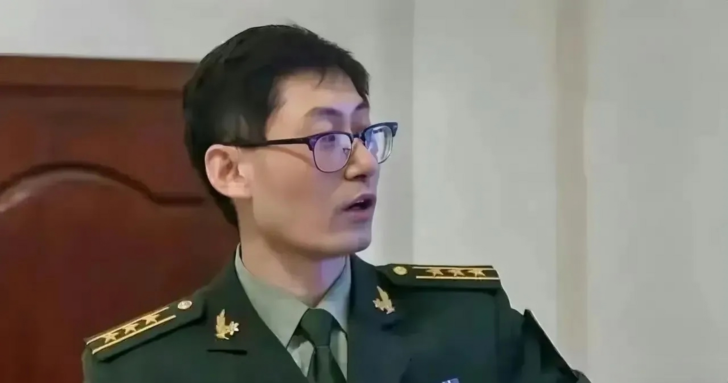 冯教授因车祸发生意外,市区非高架道路车祸致死本不多见,而冯教