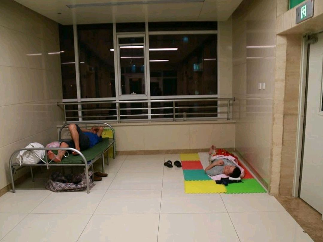 河南:陪护男子医院楼梯间打地铺,遭到保安的驱赶,这位男子想不通