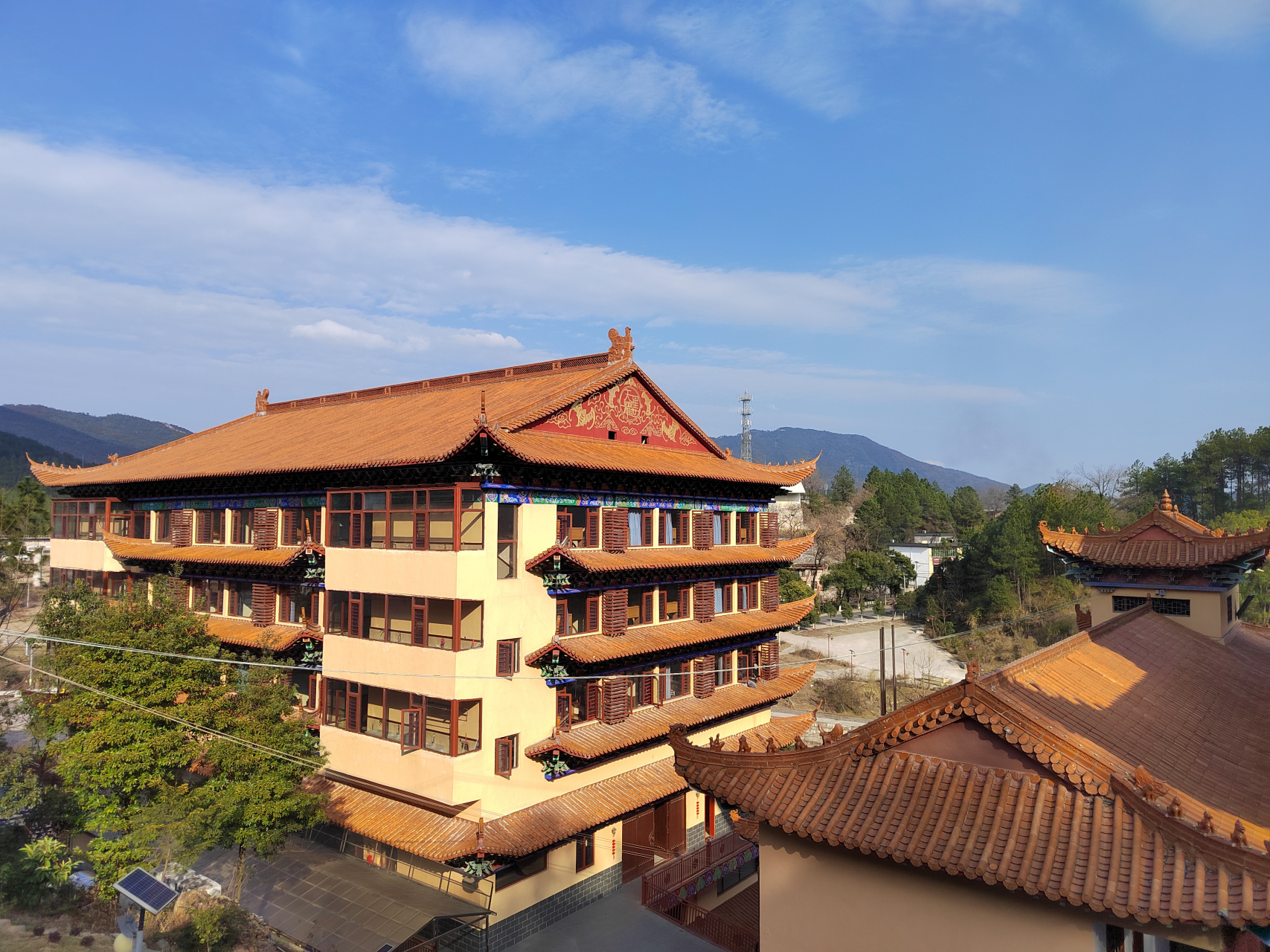 天星寺,依山而建,规模恢宏,经常举办禅修班.