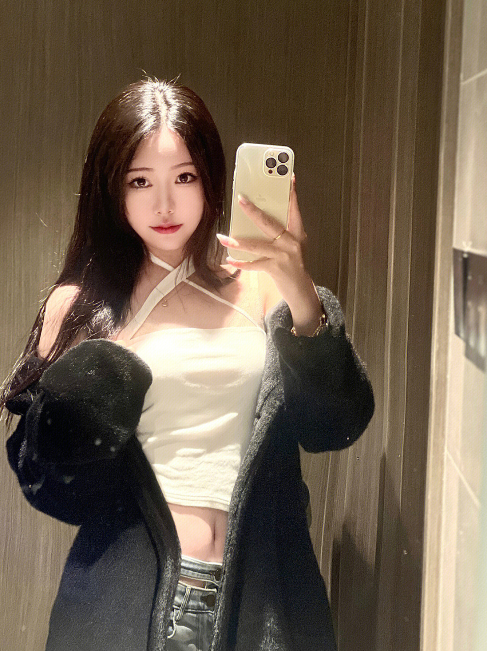 在家里对镜自拍一下感觉身材保持的很好,要继续加油保持好,生活不会