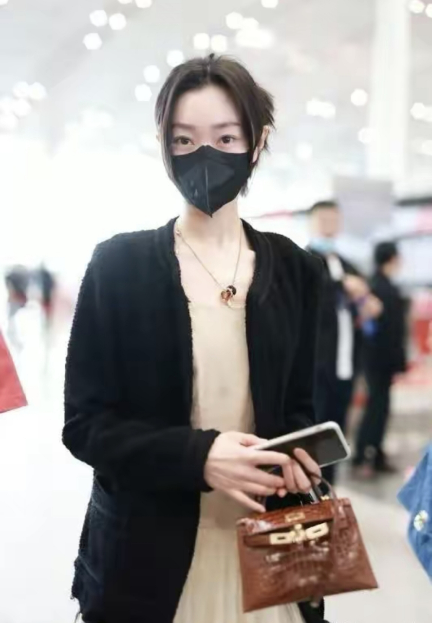 网友:宋轶现身北京机场,身穿亚麻纱裙温柔恬静