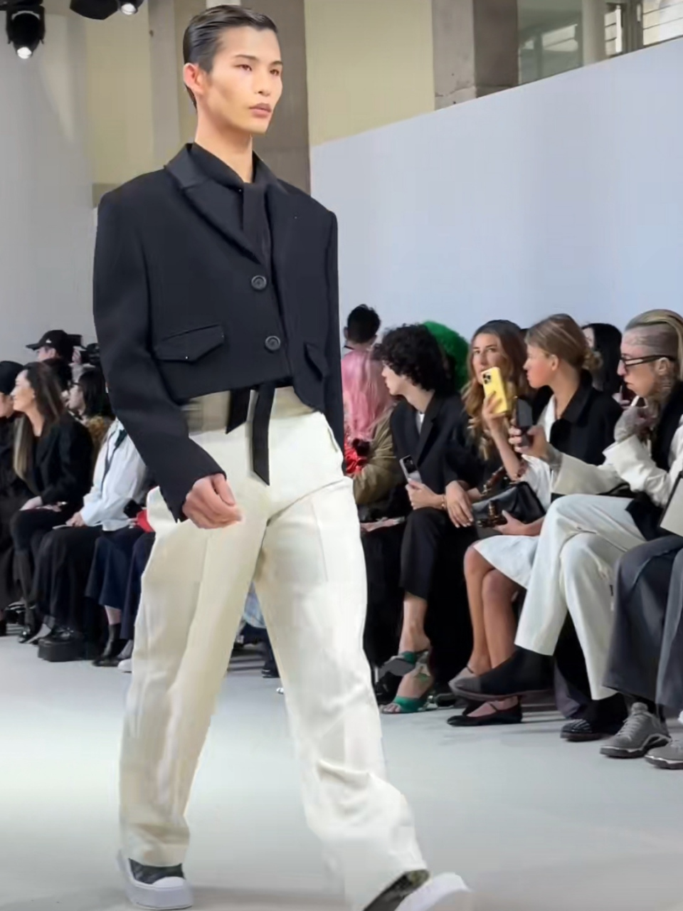 陆仙人巴黎时装周舞台首秀,通过自己努力走上国际大舞台,有一种与生俱