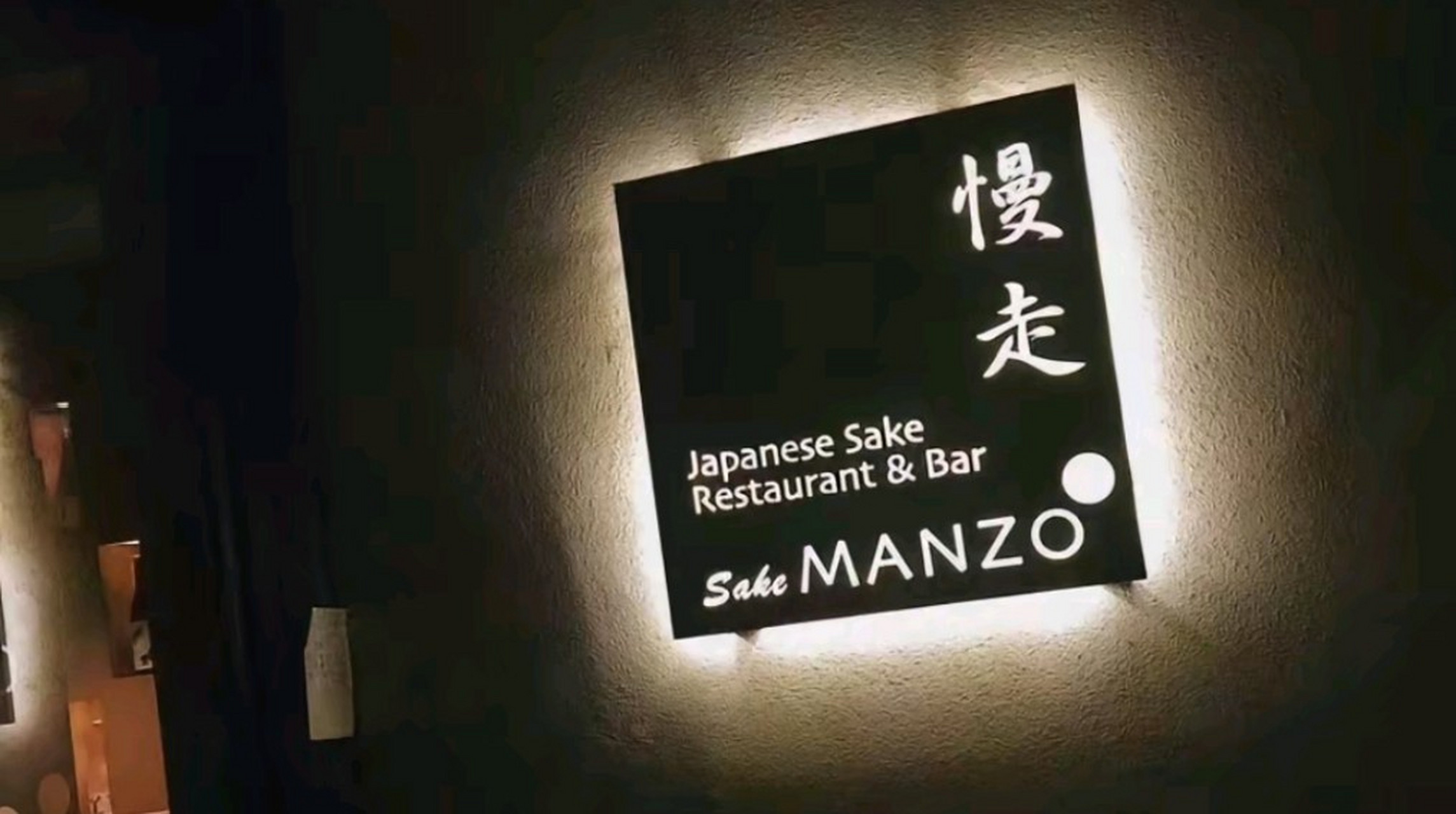 风吹哪页读哪页,谁来爱我我爱谁,风若不吹我自翻,无人爱我我自爱