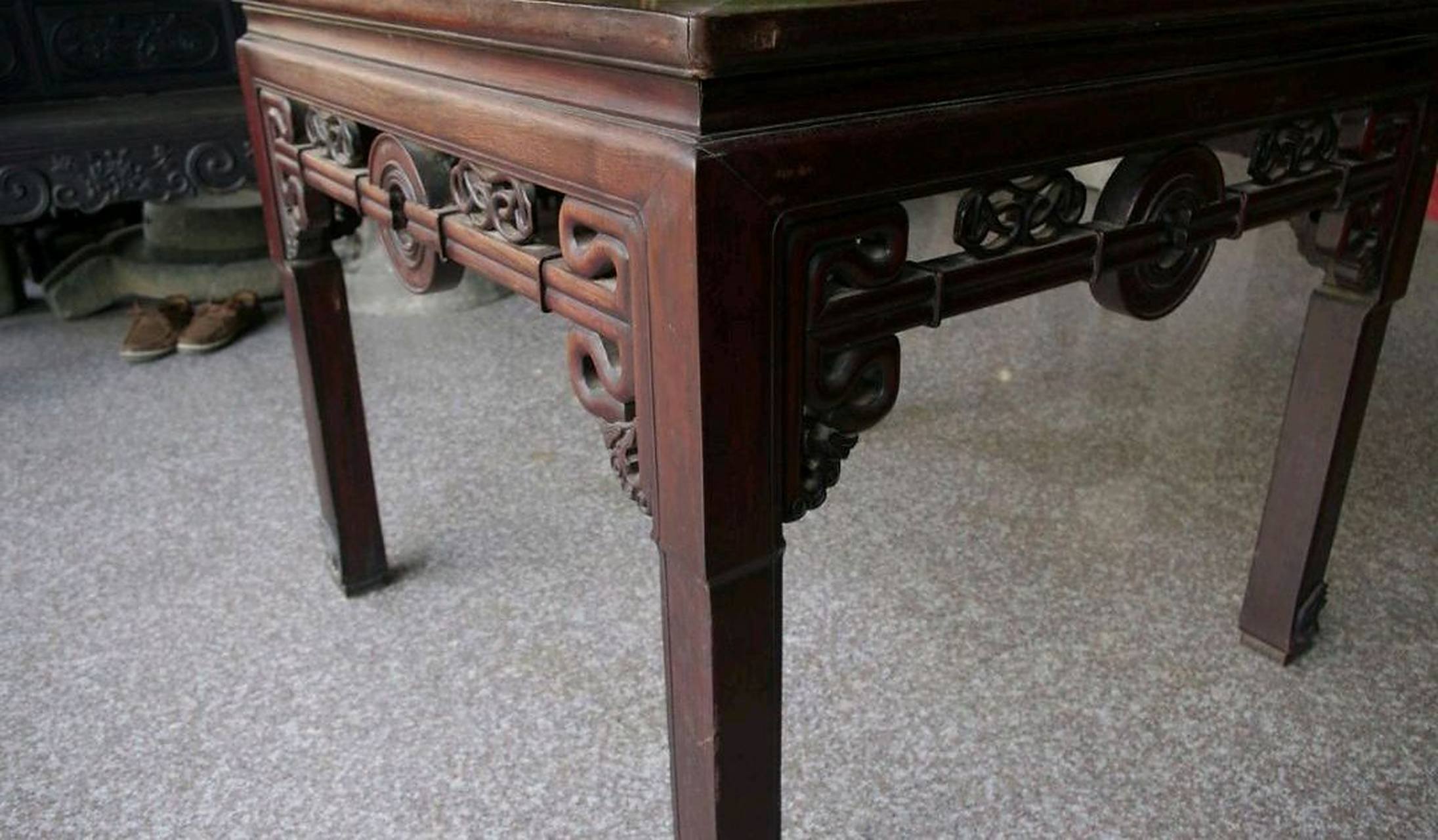 这张桌子是我爷爷年轻时亲手打造的,至今已有近80年的历史了.