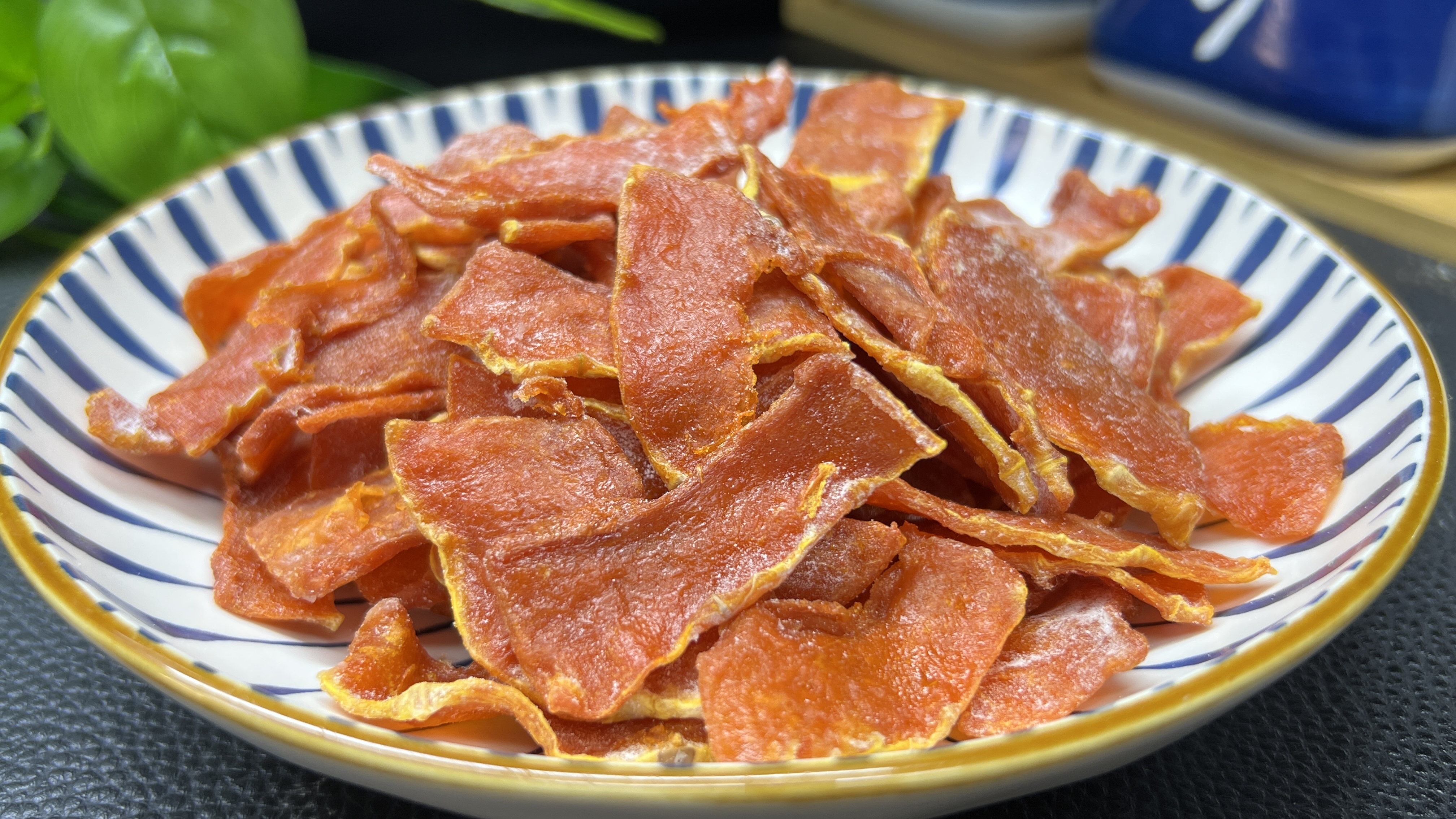 家里南瓜吃不完别扔了，做成南瓜干，比牛肉干还香，放一年不坏