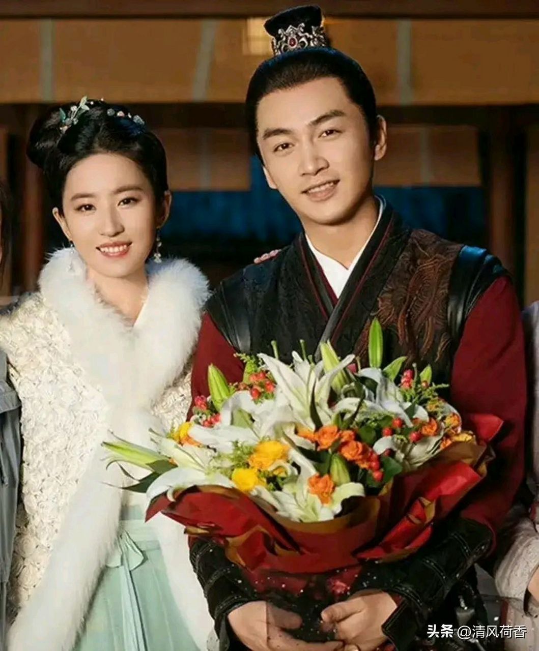 陈晓李沁颜值挺高的,但是在《人生之路》电视剧中,被化妆坑的不轻.  