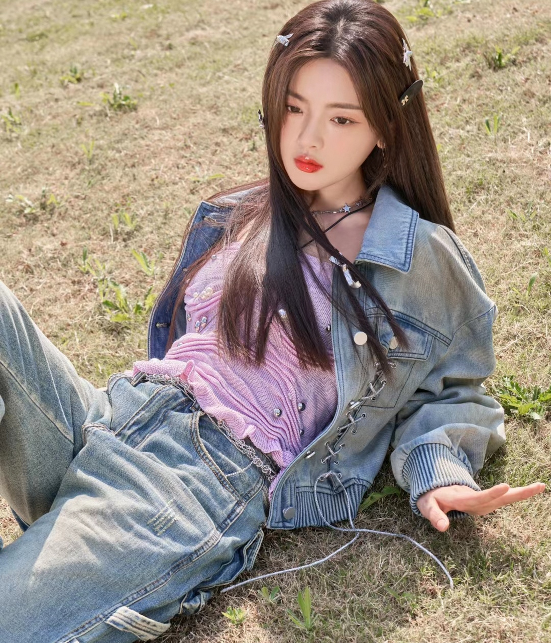 杨超越穿厚底帆布鞋出镜,牛仔外套配紫色针织衫洋气甜美,她还是一如