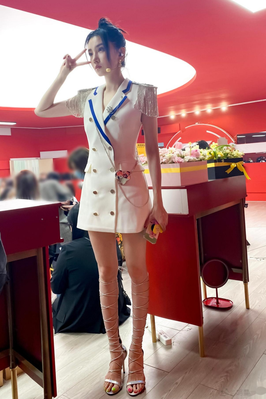 陈小纭的美腿玉足,太美了,不怪人家会红.