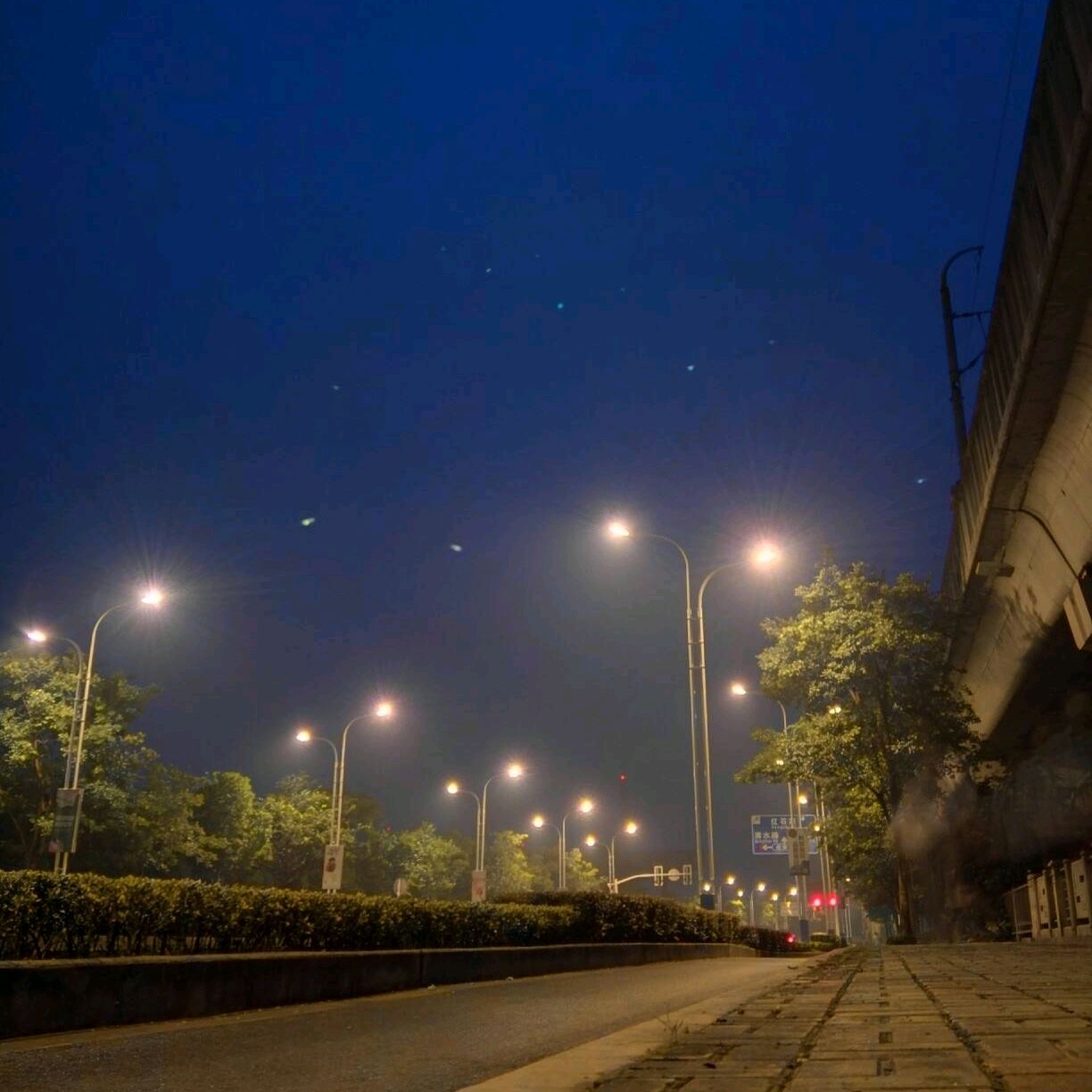 盛夏夜晚无眠的夜