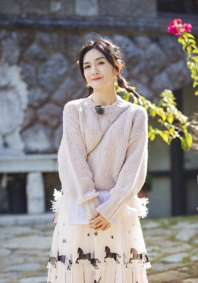 谢娜蕾丝裙配双马尾,清新减龄,少女感十足