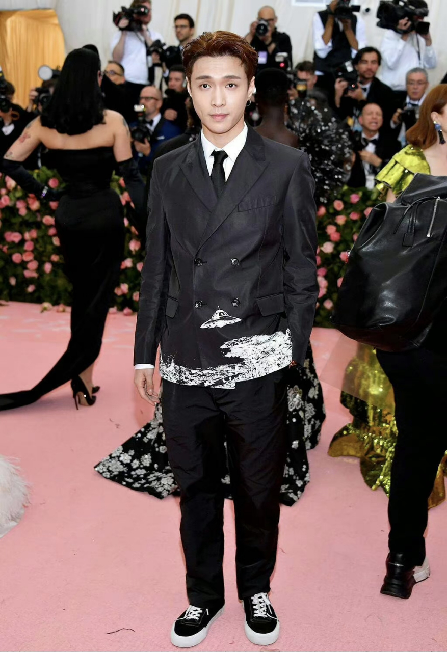 met gala2023即将到来,盛传今年受到邀请的男艺人有蔡徐坤与肖战,而上
