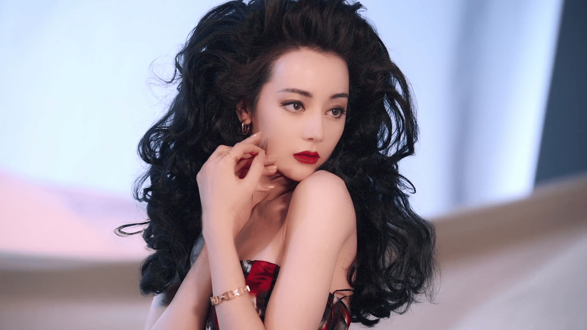 热巴时尚芭莎盛夏浓颜封面[欧耶][欧耶][欧耶]#迪丽热巴# 狂野性感小