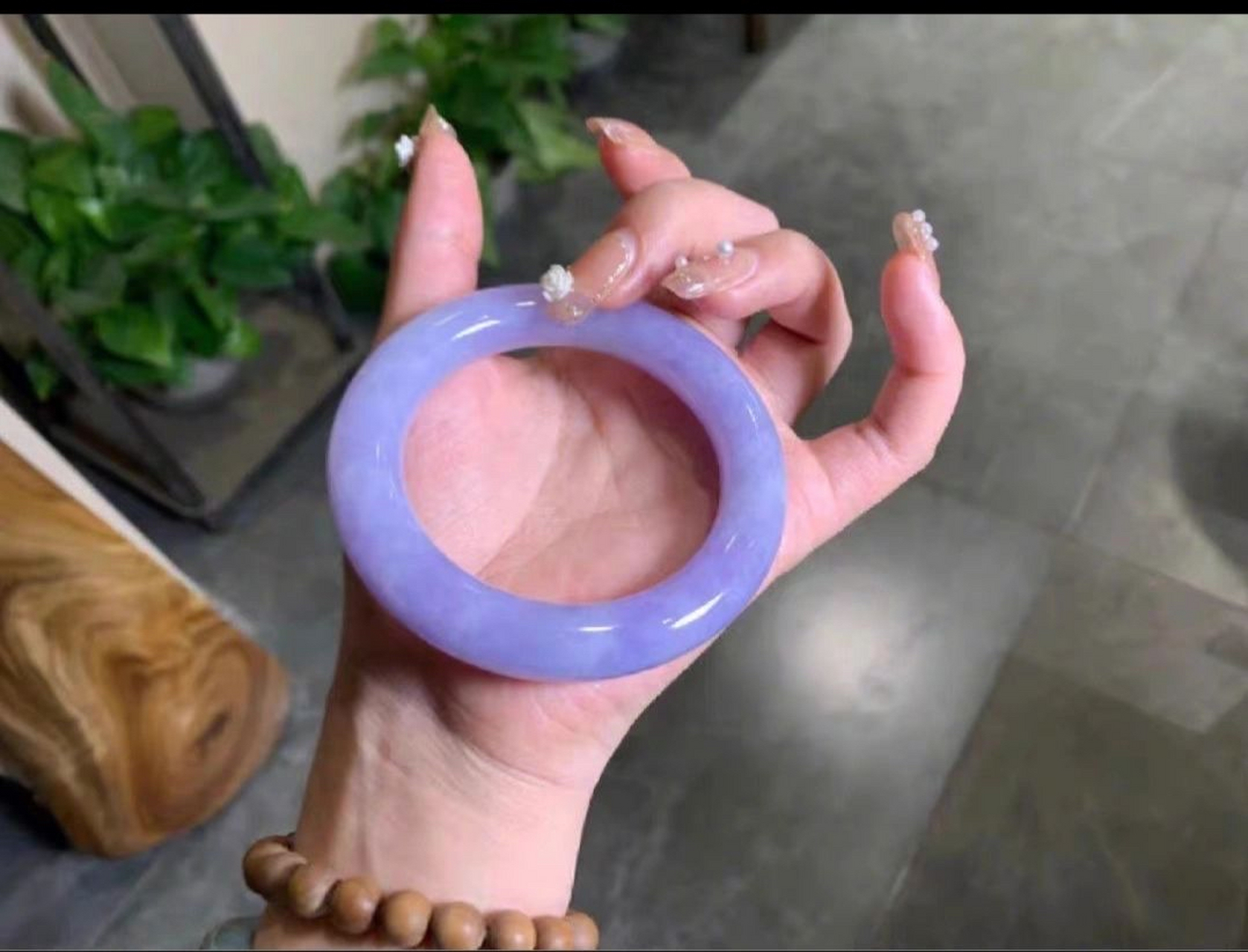 紫罗兰翡翠手镯 糯冰满紫,一眼浓紫,上手非常有存在感,目 测完美度高