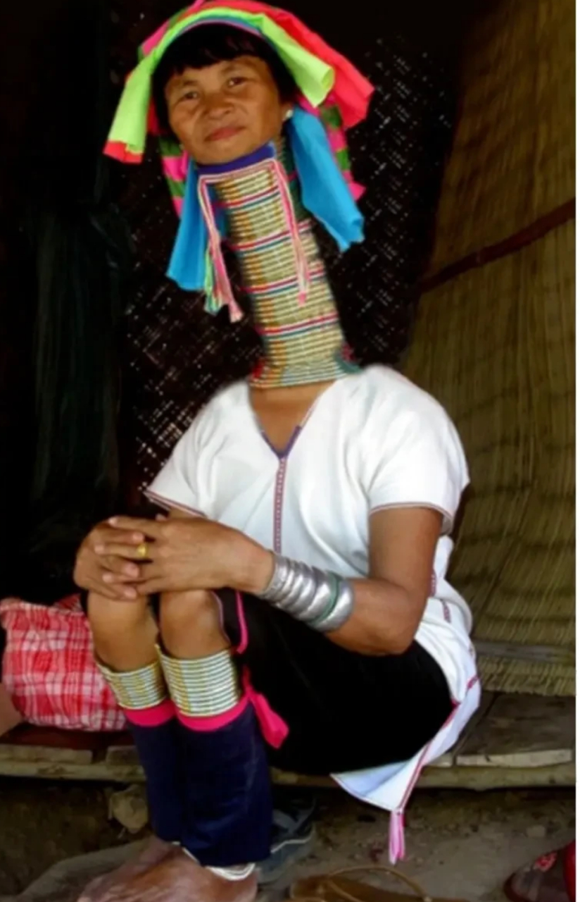 她是世界上脖子最长的人.