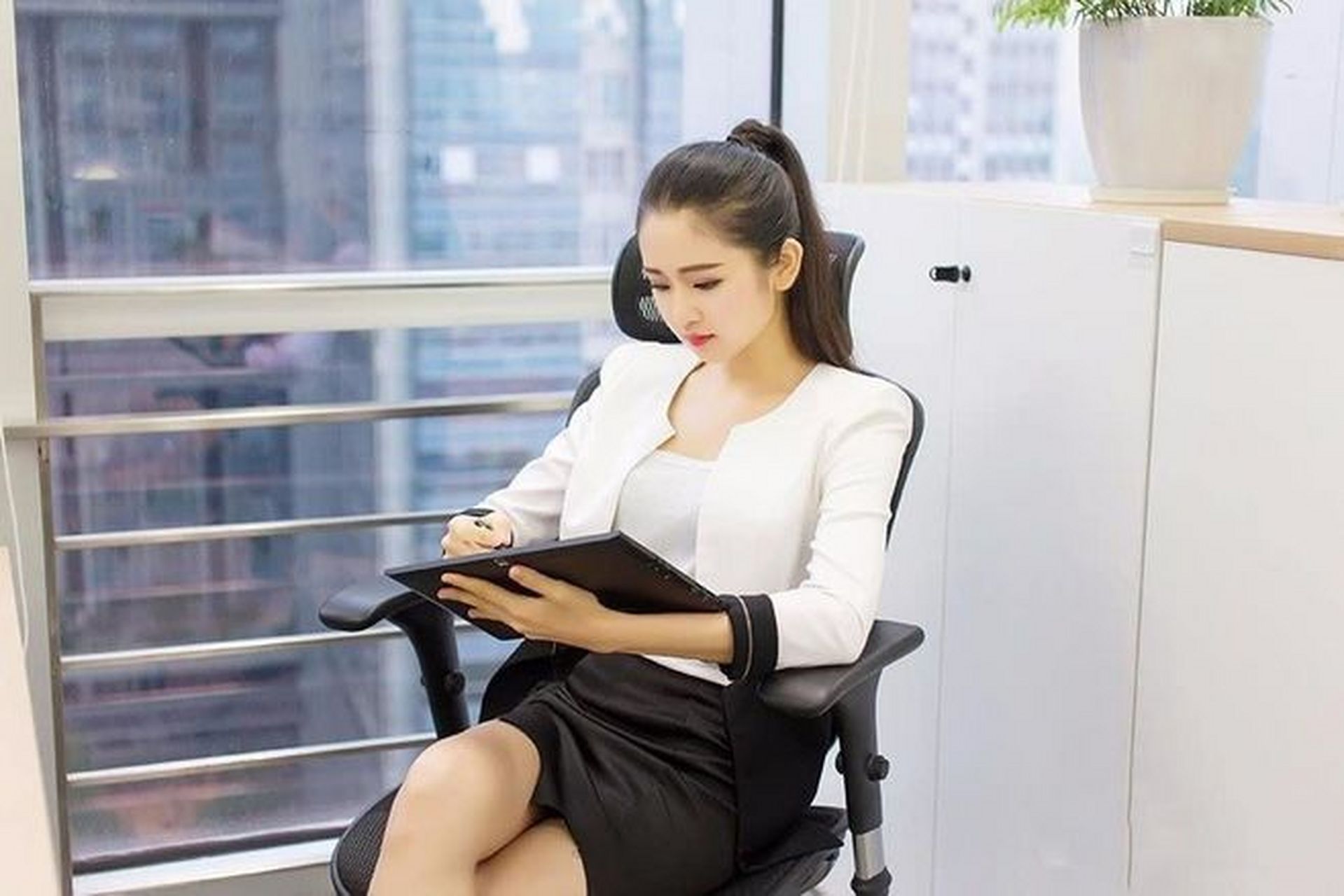 有一次,我看到一名女同事从老板办公室出来了,脸色红红的,我问她怎么