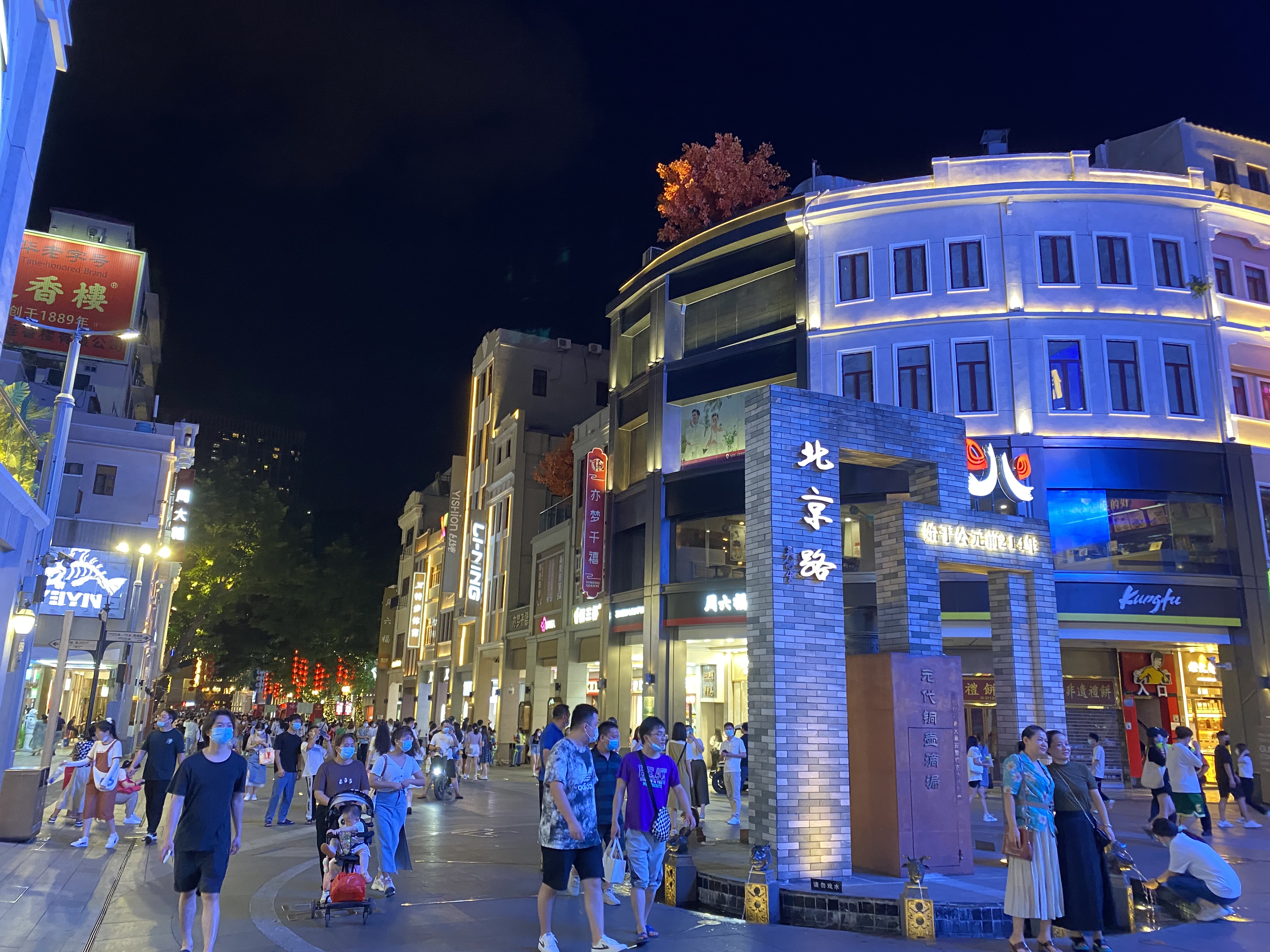 广州的北京路步行街,真是太热闹了!深更半夜竟然还有那么多人