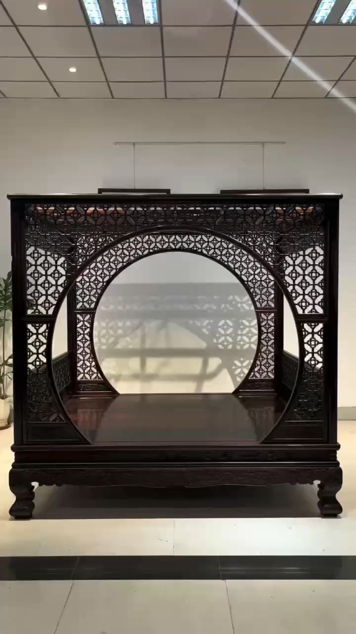 俗话说:穷看厅堂富看床.这样的小叶紫檀架子床,太漂亮了