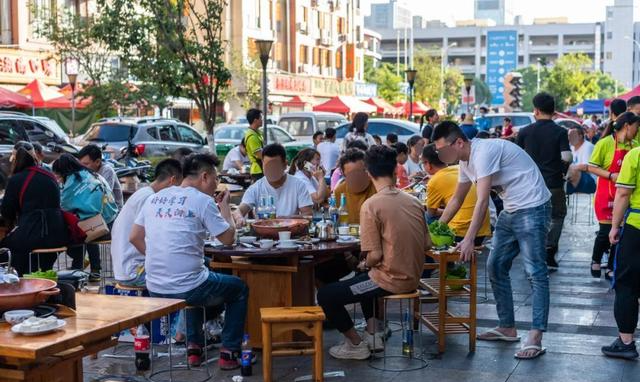 昆明霸道的路边摊,几百人晒着太阳吃火锅,用料良心生意很好