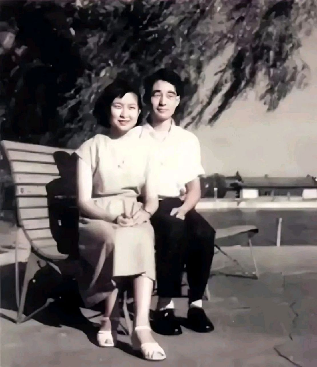 李敏与丈夫的一张老照片,年轻时候的李敏温婉,恬静.