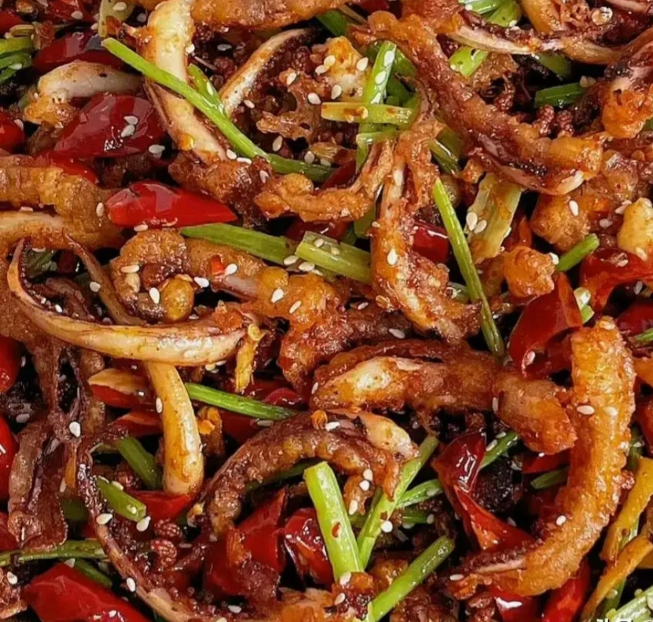 我的美食分享#  干煸鱿鱼须  所需食材:小西芹,鱿鱼须,淀粉,干辣椒