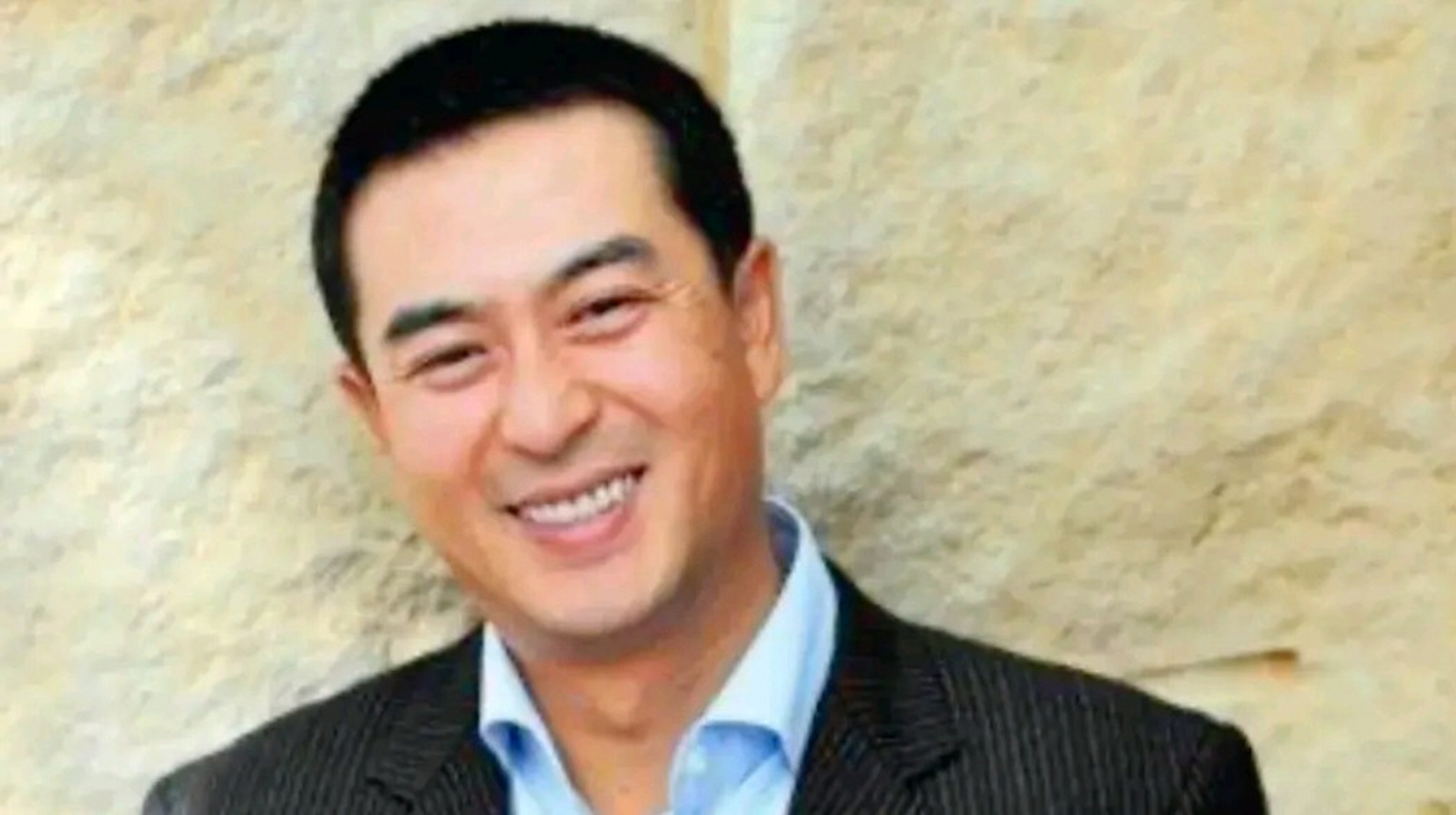 演员张嘉译,原名张小童,陕西西安人,当年他同时考上了上戏和北影,最后