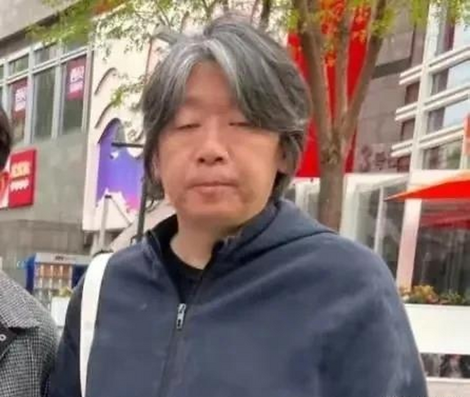 网友北京街头偶遇老狼,一头花白长发,老狼真的老了!