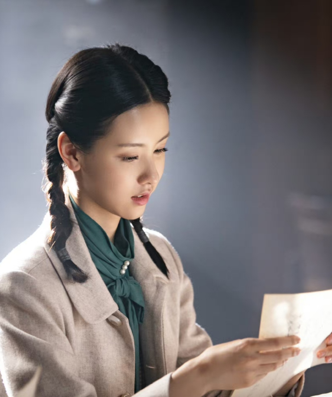 陈都灵新戏剧照出炉,妆容淡得像素颜,两个麻花辫显得特别素雅,她很