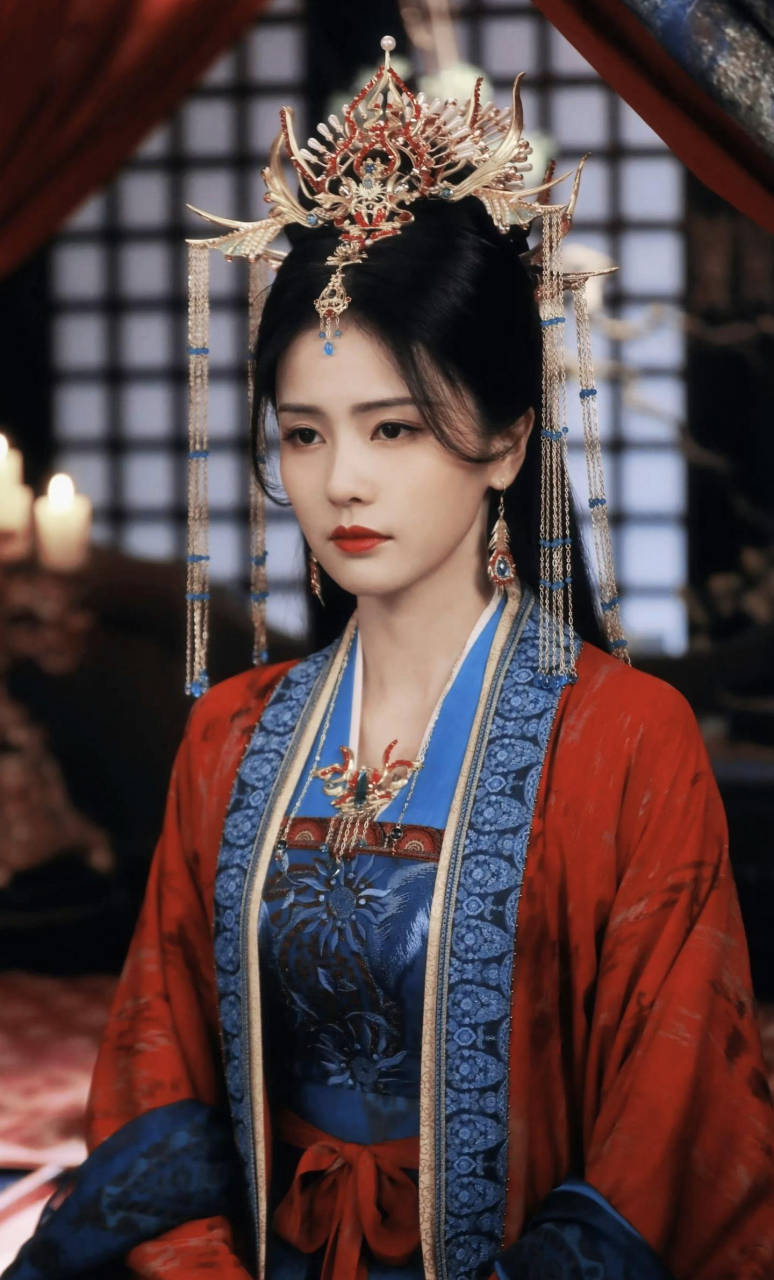 电视剧《长月烬明》中,白鹿的造型美翻了,造型师用心了.