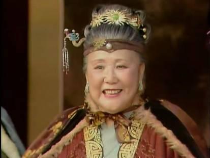 《红楼梦》贾母为何把凫靥裘给了宝琴?她要达到什么目的?