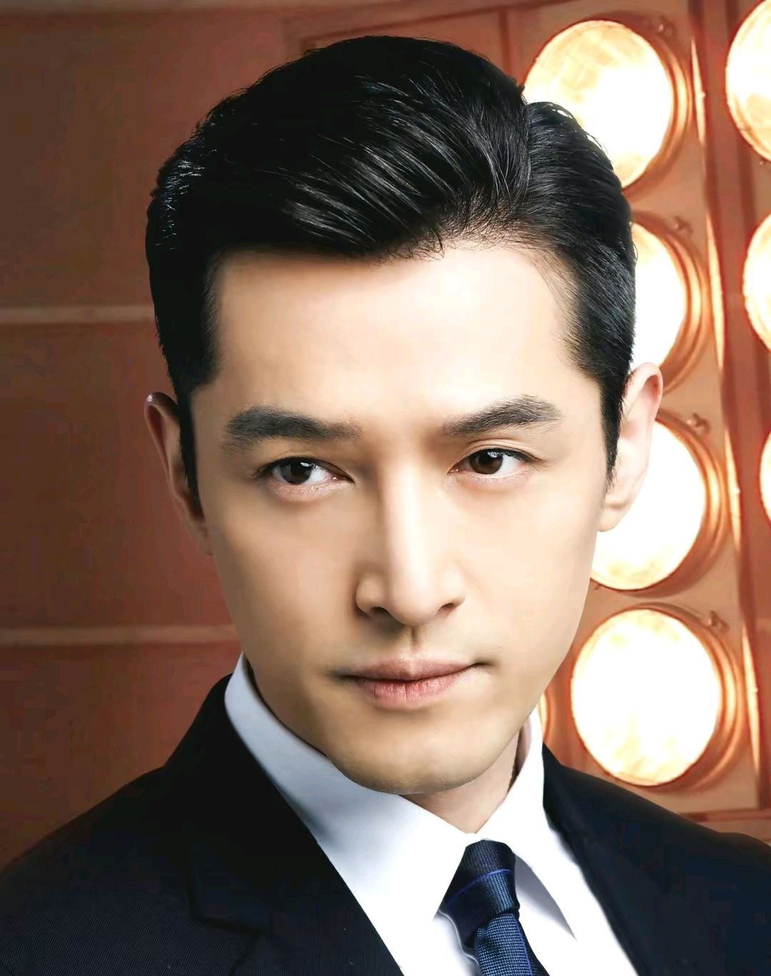 胡歌为工作人员辩护,展现成熟稳重风度