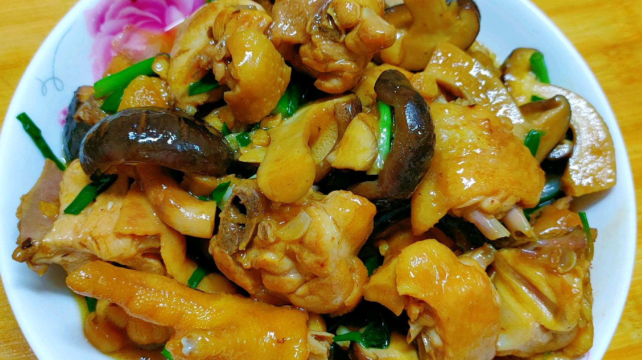香菇滑鸡,鲜嫩多汁,就只需这样简单一炒即可,比饭店里的还好吃