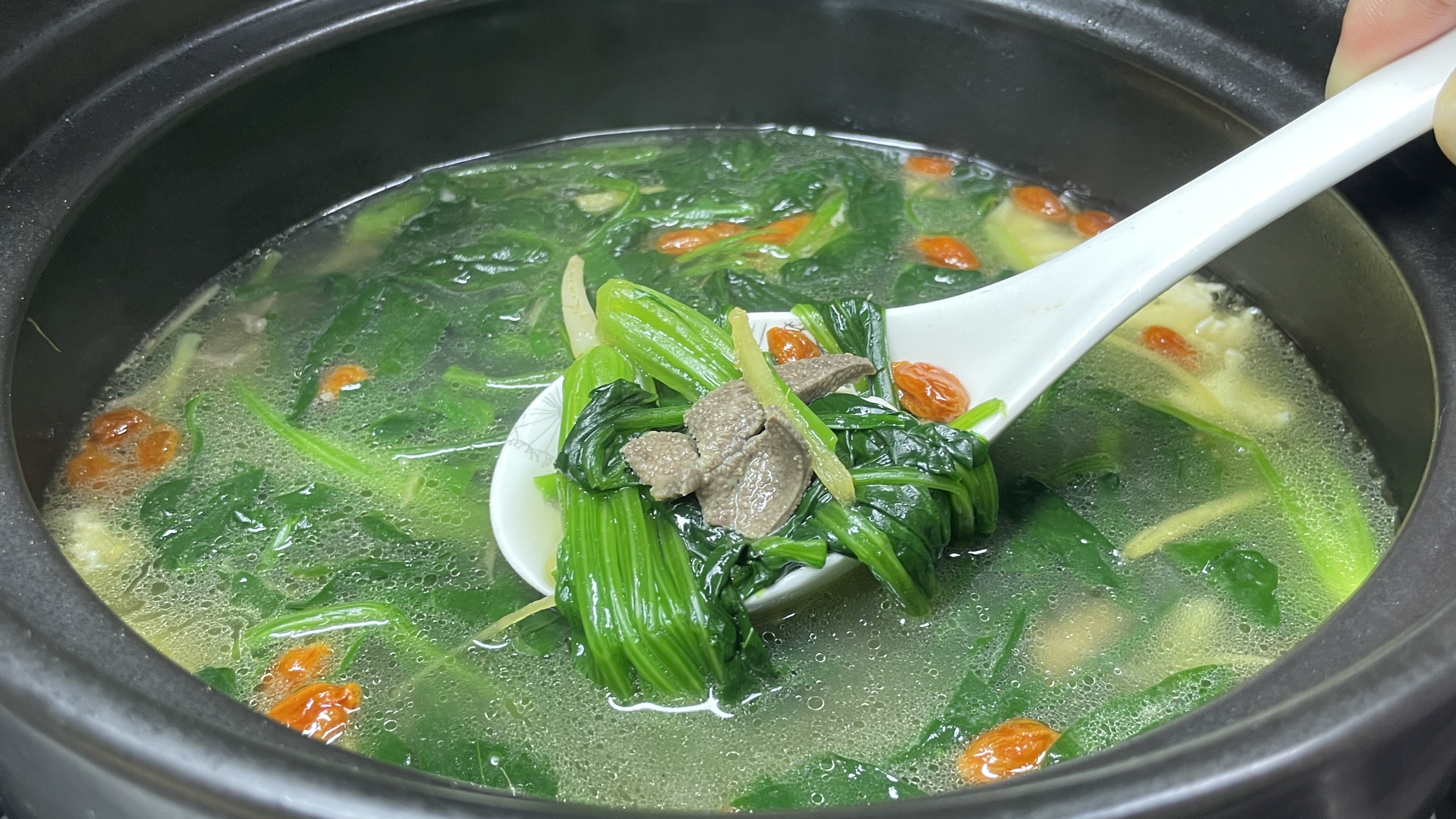 天冷了要常喝菠菜猪肝汤，大厨教你正确做法，猪肝鲜香滑嫩味鲜美