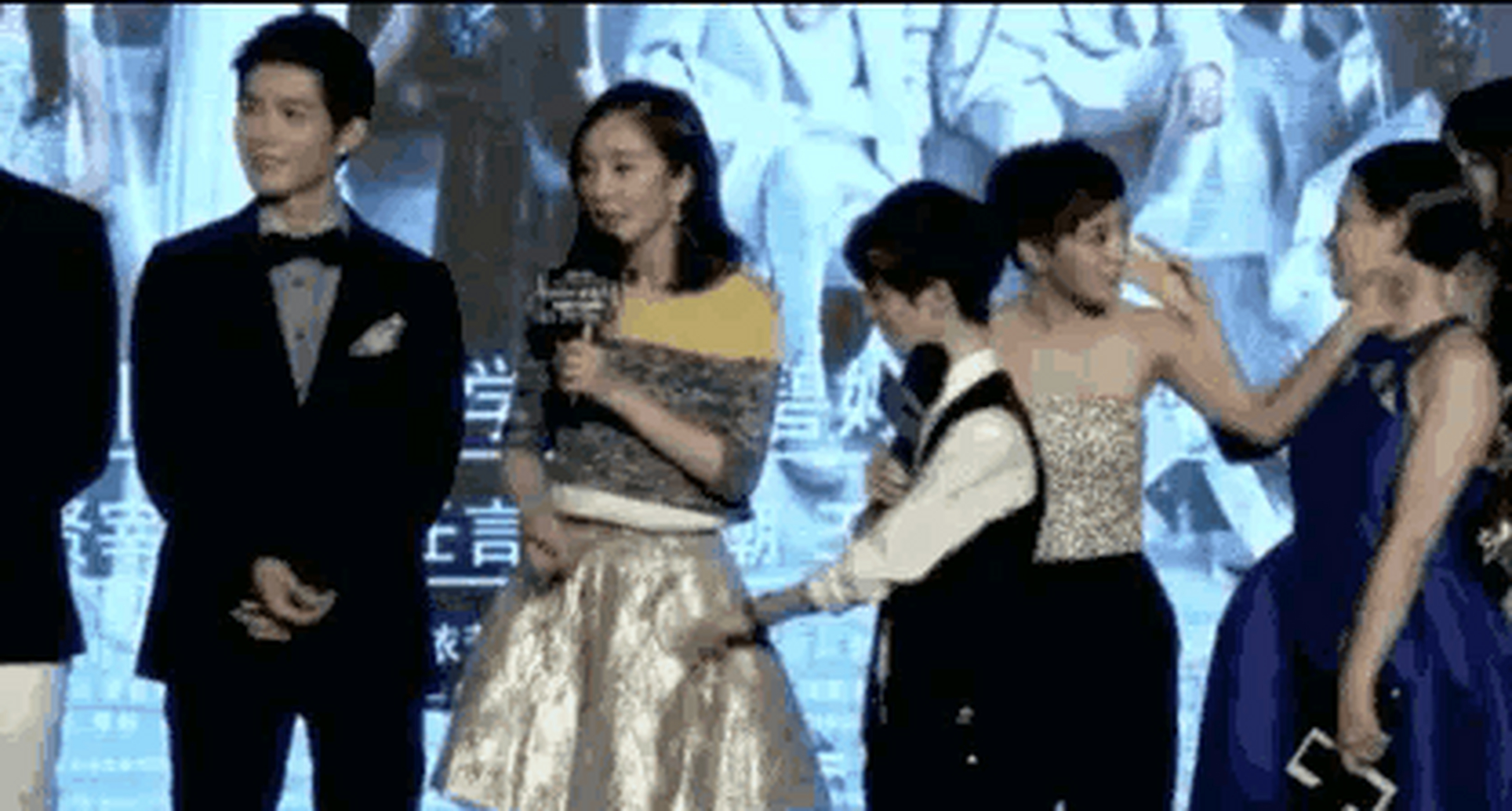 郭敬明闲着没事干嘛扯杨幂的裙子? 67还有陈学冬,看不懂这两个人