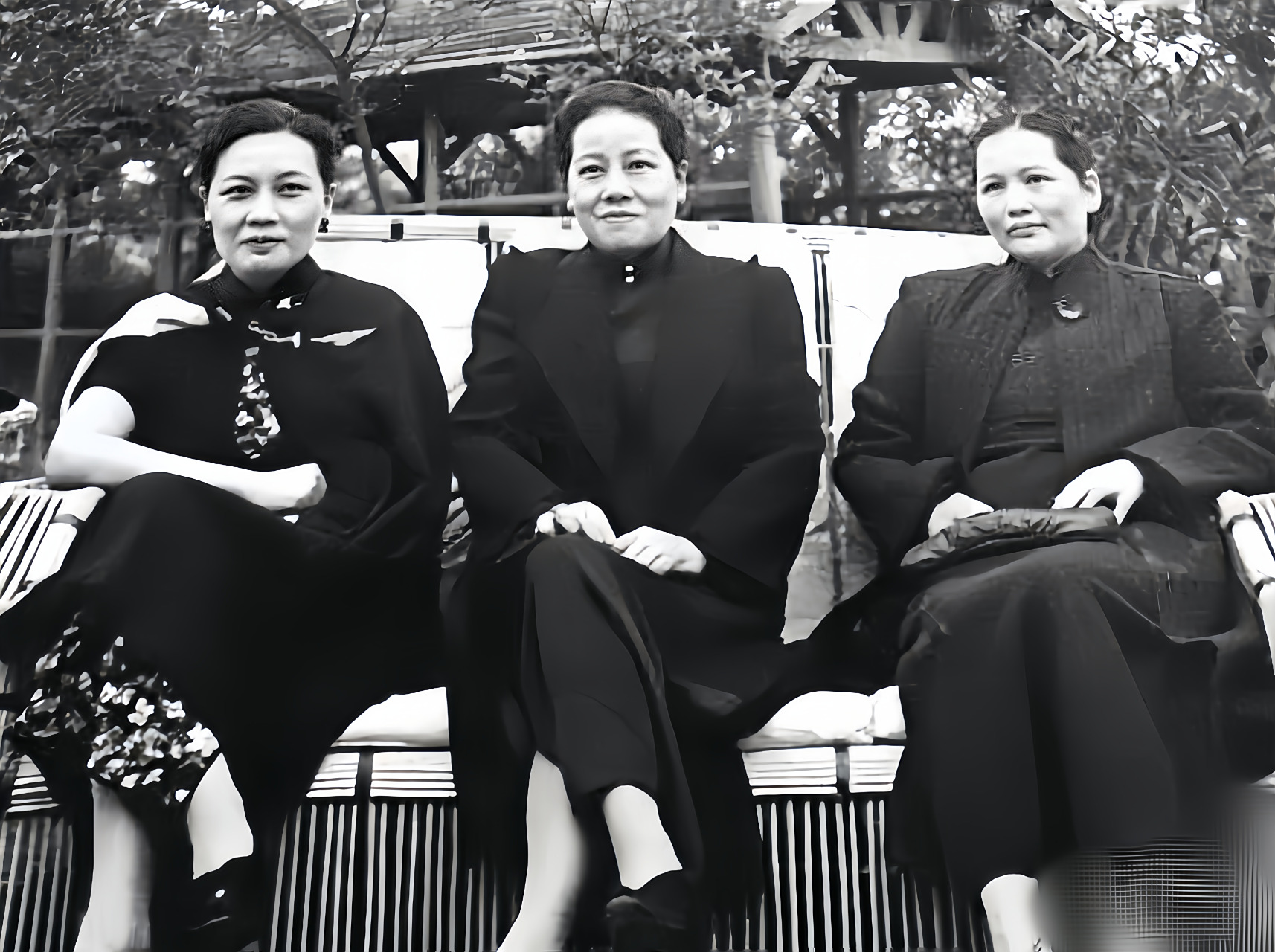 这是宋氏三姐妹在一起的合影,她们三个姐妹前半生都是非常要好的姐妹