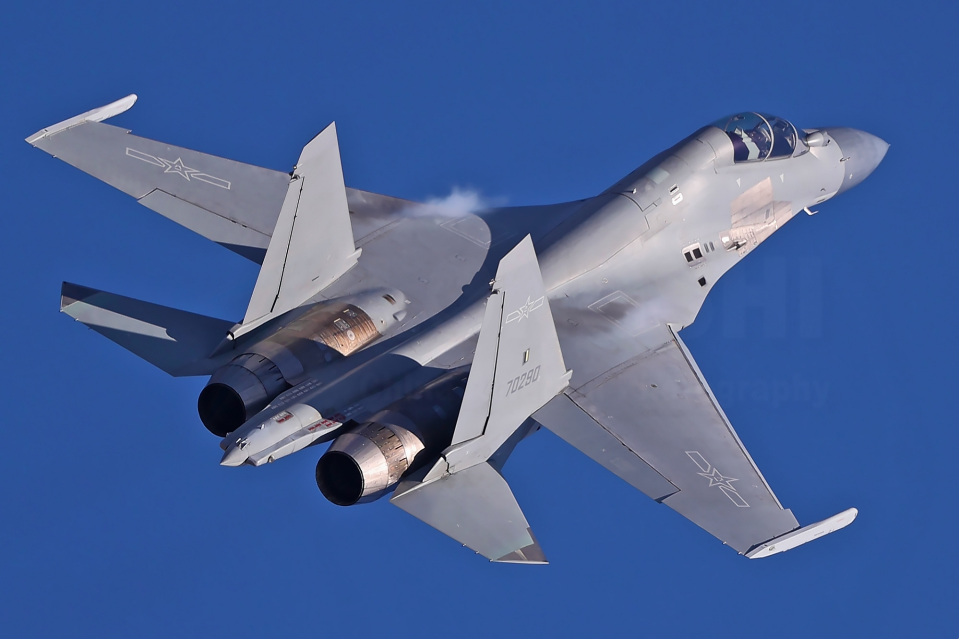 新批次歼11bg所用发动机的尾喷管与歼16的涡扇10b有较大区别,倒是与歼